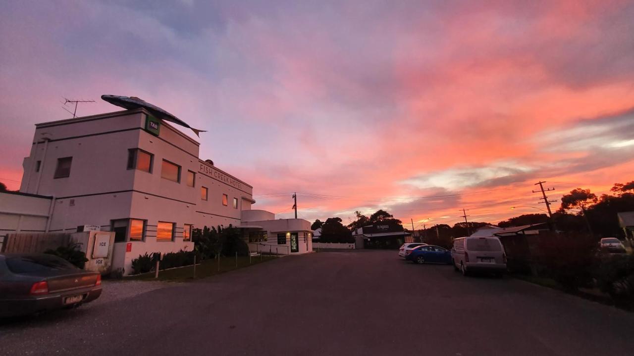 Fish Creek Hotel Exterior photo